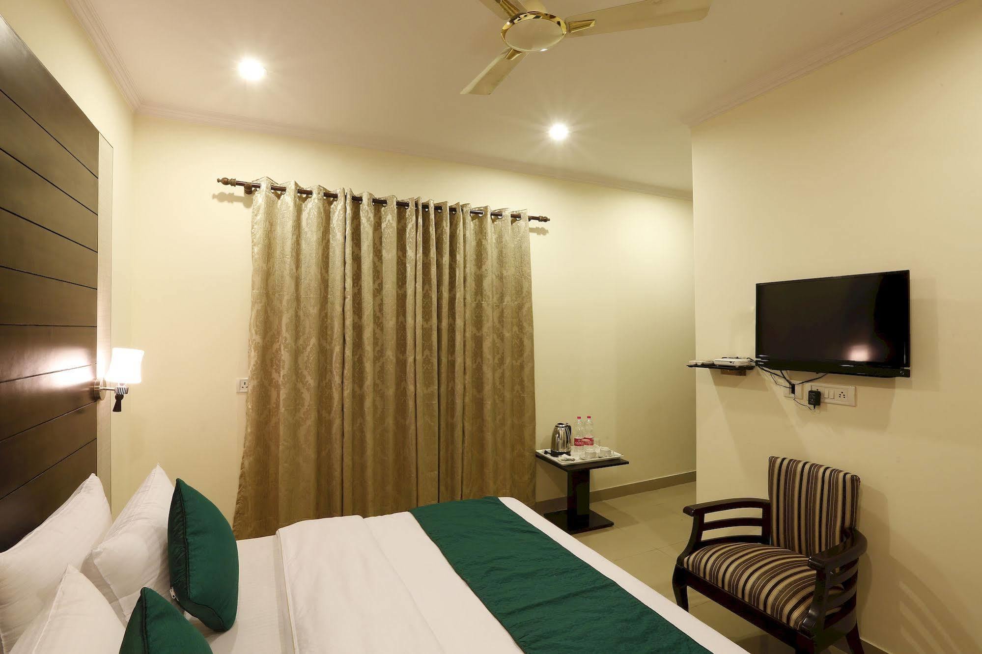 Hotel Chanakya Inn New Delhi Exterior photo